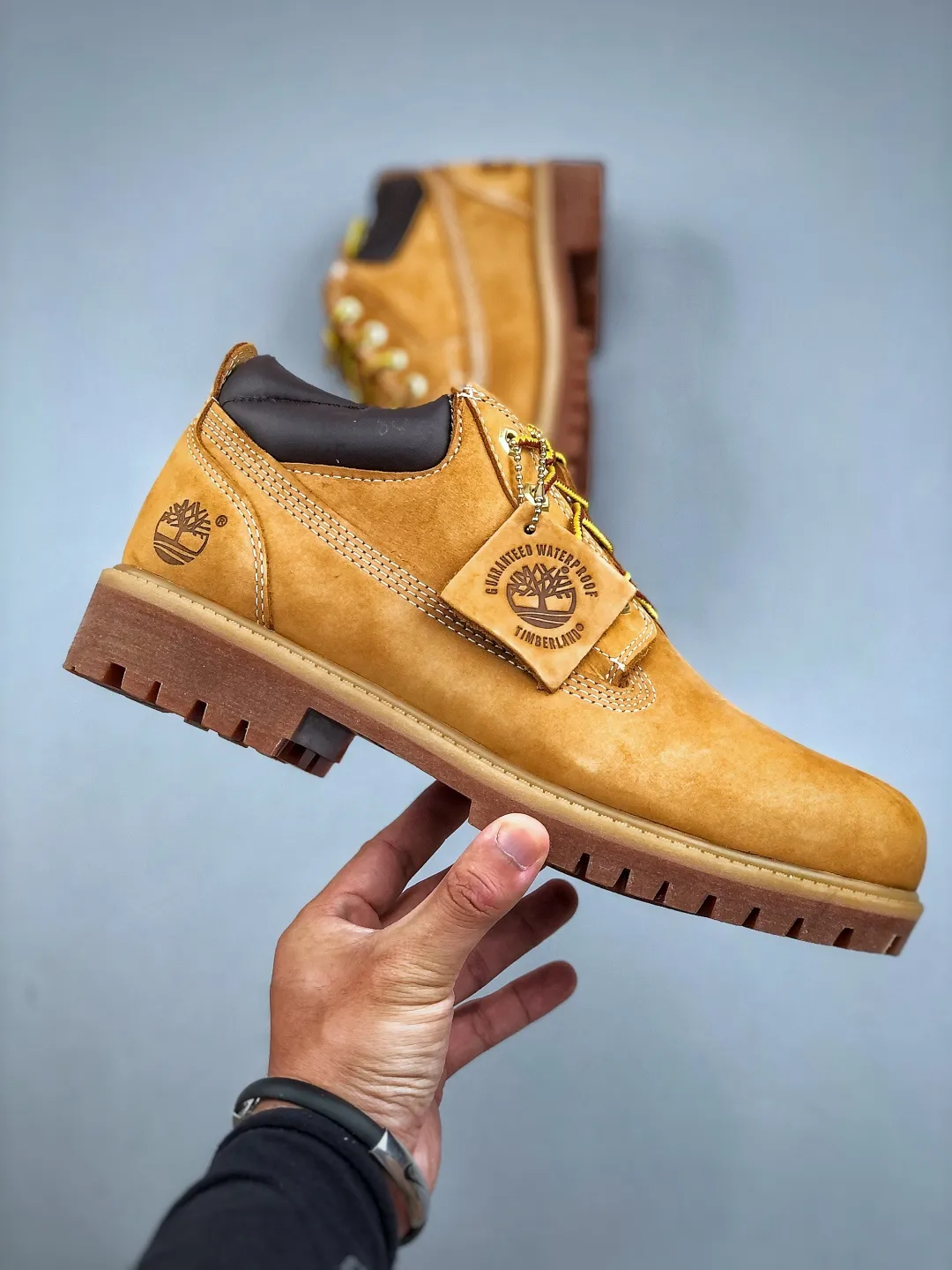 Local pick-up 💰560 supports store release and returns in season. The world's leading outdoor brand Timberland/Timberland Men's Classic Oxford Waterproof Boots men's low-top waterproof desert workwear casual Martin low boots Size: Men/39.5 40 41 42 43 44 (leather shoe size: one size larger than sports shoes!) Original hardware molded shoelace buckle New upgrade of top-notch craftsmanship Original factory in Zhongshan. Original imported waterproof leather. Injection-molded outsole. Dynamic water-repellent when folded horizontally. Original uniform full frosted leather collar. Full cow lining. Brand new original packaging shoe box. Exclusive supply in the market.